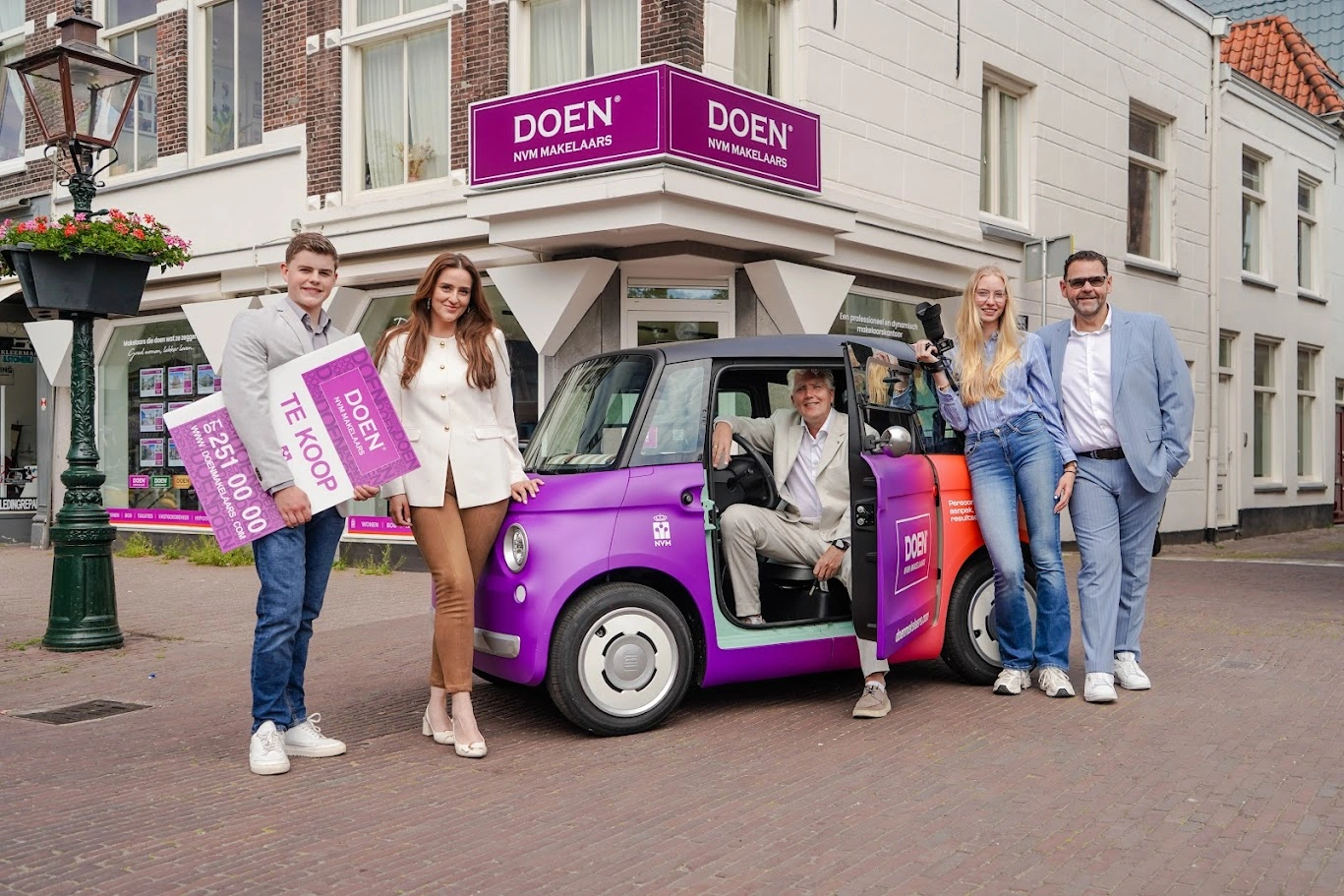 Het team van DOEN NVM Makelaars helpen nieuwe collega